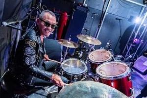 「頭の悪い奈良の民」「舐めんなよ」高市氏批判で波紋　元BOØWYドラマー、「あまりにも酷い物言い」謝罪