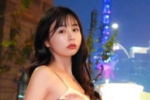 人気インフルエンサー・くりえみ、ボルドーのドレス姿...上海の夜景をバックに　「可愛すぎ」「凄く綺麗」