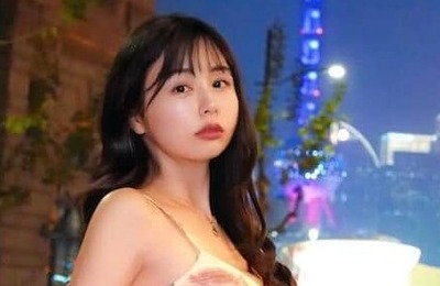 人気インフルエンサー・くりえみ、ボルドーのドレス姿...上海の夜景をバックに　「可愛すぎ」「凄く綺麗」