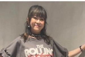 小泉今日子、ピンクのTシャツ姿で笑顔かわいすぎっ...変わらぬ美貌で　「LINDBERG」渡瀬マキと2ショット