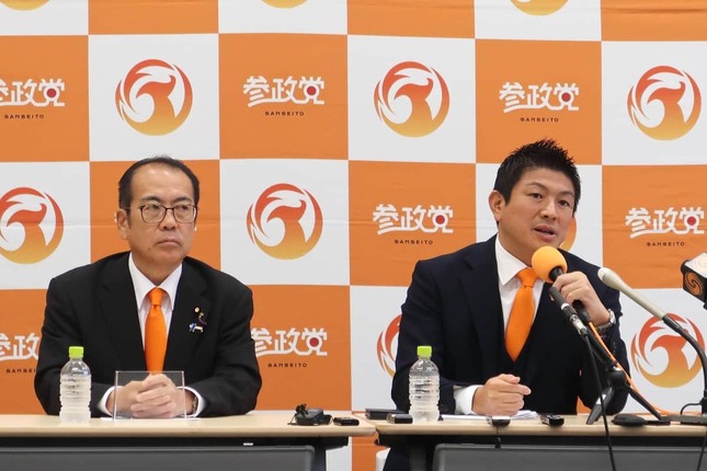 参政党・神谷宗幣代表（右）と安藤裕幹事長