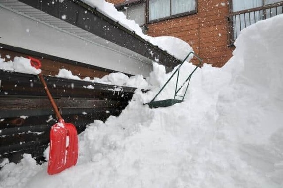 雪下ろし中の死亡事故が多発している（画像はイメージ）
