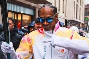 超大物ラッパー、ソリ爆走、制御不能で大慌て！　雪遊び動画が話題に「朝から爆笑」「楽しそう」