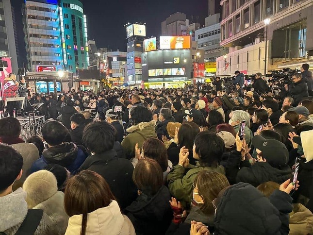 山本太郎氏の演説には多くの観衆が集まった