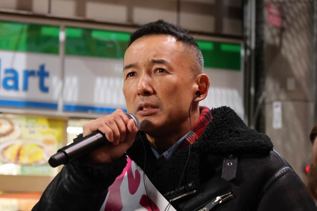 マイクを手に演説する山本太郎代表（2月6日、大阪市淀川区）