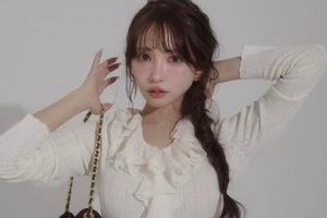 三上悠亜、ミニ丈×ブーツの冬私服コーデで「激カワ」ショット　「オーラすごい」「めちゃくちゃ美しい」