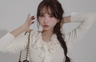 三上悠亜、ミニ丈×ブーツの冬私服コーデで「激カワ」ショット　「オーラすごい」「めちゃくちゃ美しい」