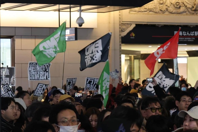 演説に抗議するため、抗議の旗が振られていた（2月7日、大阪・なんば）