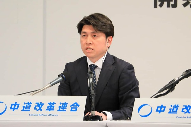 厳しい表情で各社の中継に答えた