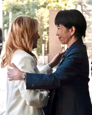 メローニ首相は「見つめ合いショット」を投稿