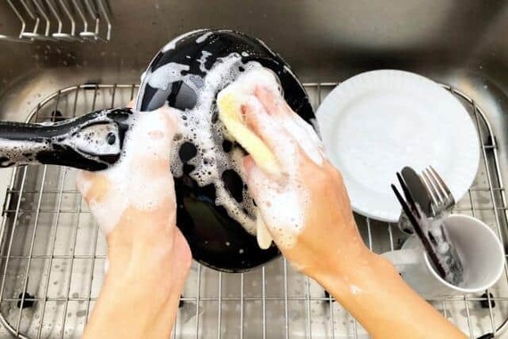 皿洗いのような単純なリズム運動が脳をリフレッシュさせる（画像はイメージ）