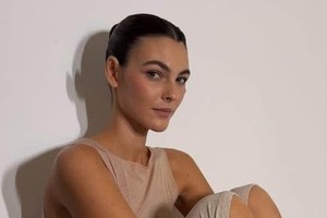 ディカプリオ恋人の美女モデル、アルマーニの純白ドレスで美貌ダダ漏れ　ミラノ五輪に女神降臨ショット