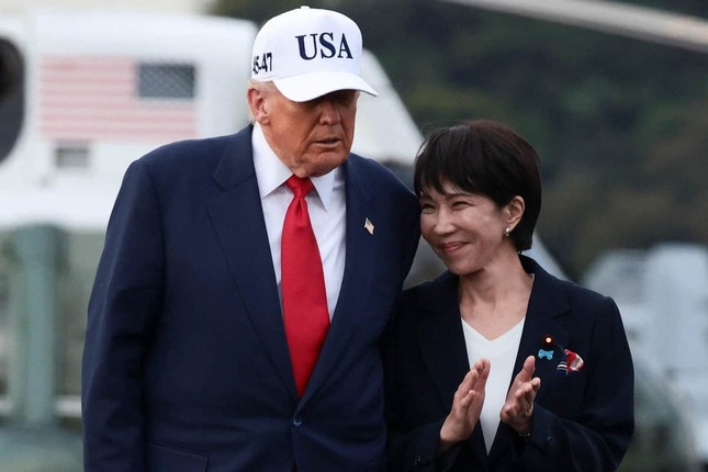 横須賀基地を視察したトランプ大統領と高市首相（写真：ロイター/アフロ）