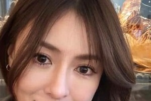 大河内志保、ミニ丈ニットワンピ×ブーツのコーデで色気ダダ漏れ　「いくつになっても綺麗」すらり神スタイル