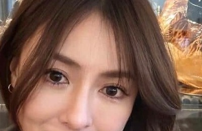 大河内志保、ミニ丈ニットワンピ×ブーツのコーデで色気ダダ漏れ　「いくつになっても綺麗」すらり神スタイル