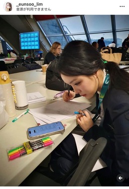 原稿をチェックするイムサン（本人インスタグラムより）