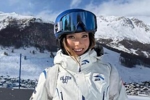 ミラノ五輪・美女スキー谷愛凌、銀メダルに手を添え...歓喜　ポニテにまとめて美貌ダダ漏れショット