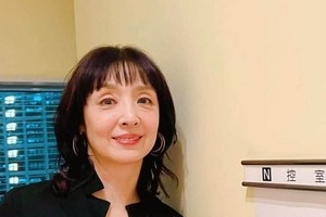 草刈民代、新調したメガネで...変わらぬ美貌ショット　「若々しくてお綺麗」「美しくてお似合い」