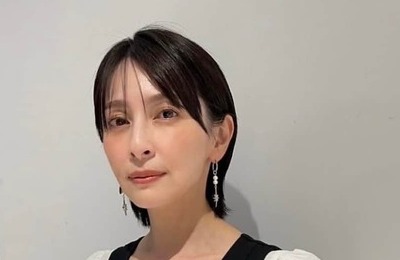 奥菜恵、上品なワンピース姿で色気ダダ漏れ　異次元の美貌にため息...「エレガントすぎます」