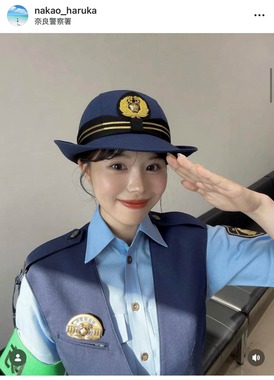 1日警察署長を務めた中尾（本人インスタグラムより）