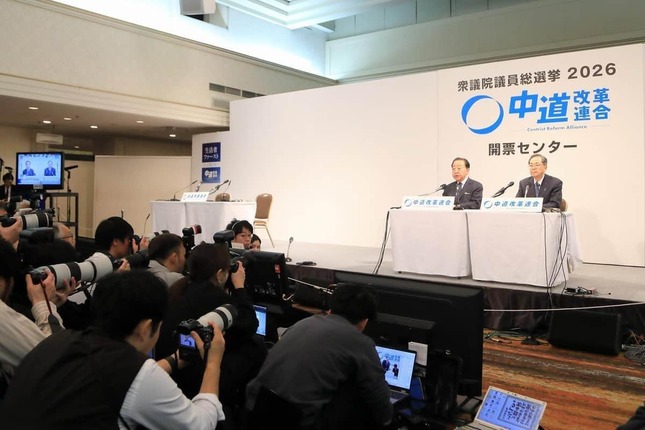 中道改革連合の野田佳彦、斉藤鉄夫両共同代表は、厳しい表情で開票に臨んだ
