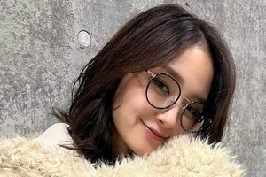 剛力彩芽、エレガントなブラックドレス×金髪で美貌ダダ漏れショット　「とても美しい」「お綺麗です」