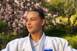 ウクライナ美女柔道・ビロディド、レースの白ワンピで...ポニーテールに手を添え　異次元の美貌ダダ漏れショット