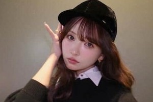 三上悠亜、ショーパン×水色キャミ姿でかわいすぎっ...片足上げポーズで　すらり神スタイルにドキっ