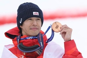 モーグル銅・堀島行真、笑顔の夫婦2ショットがステキっ　「最高です」「美しく輝いています」