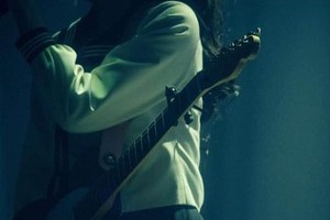 「素顔非公開」tuki．セーラー服姿の「顔ハメ等身大パネル」紹介ショット　「スタイルいいな」「身長高そう」