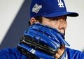 ドジャース山本由伸、インパクト十分な「家族仲間義理人情」トップス姿で登場　黒髪センター分けもカッコイイ