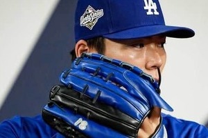 ドジャース山本由伸、インパクト十分な「家族仲間義理人情」トップス姿で登場　黒髪センター分けもカッコイイ