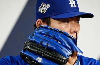 ドジャース山本由伸、インパクト十分な「家族仲間義理人情」トップス姿で登場　黒髪センター分けもカッコイイ