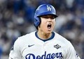 大谷翔平、ラフな白のセットアップで登場...スターのオーラダダ漏れ　キャップは後ろかぶり...にこやか表情で