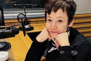 大竹しのぶ、赤チェック柄スカートのコーデで...笑顔にキュン　「若々しい可愛い」「ほんとに可愛い～」