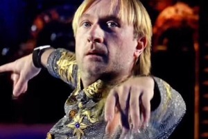 フィギュア・皇帝プルシェンコ、美人妻とかっこよすぎ撮影ショット　クールな表情で見つめ...イケおじ全開