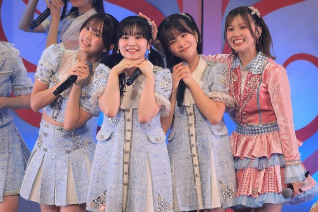 終盤の「ビーサンはなぜなくなるのか？」では7期生の龍頭綺音（りゅうとう・あやね）さん（左から2番目）がセンターを務めた