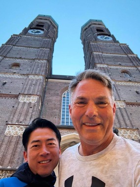 ランニング中に自撮りでツーショット。オーストラリアの副首相兼国防相とのひとコマだ（小泉防衛相のXから）