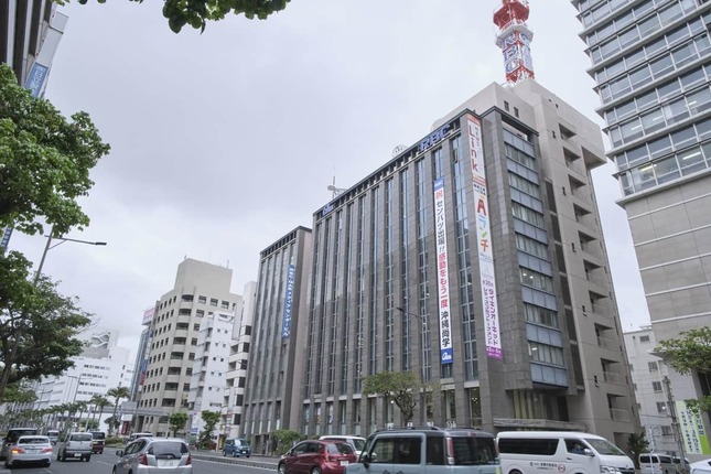 琉球放送（RBC）と琉球朝日放送（QAB）の社屋。RBCのローカルニュースでトラブルが起きた（写真：アフロ）