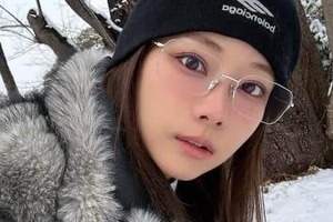 重盛さと美、ヘソ出しコーデで自撮り「激カワ」ショット　「想像を超えて可愛すぎる」「天使だぁー」