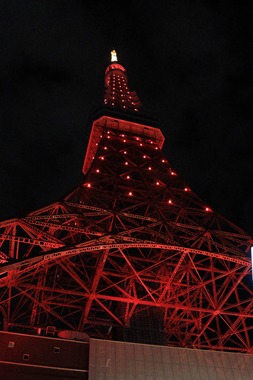 赤は中華圏では縁起がいい色だと考えられている（2025年のライトアップの様子）
