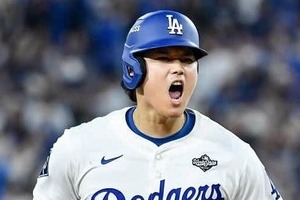 大谷翔平＆山本由伸、キャンプ始まり練習中2ショット...久しぶりドジャースユニ姿で　専属カメラマンが激写