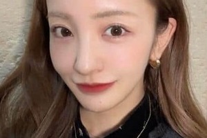 板野友美、脚ほそっミニスカ×黒タイツのコーデで...カワイイがダダ漏れショット　髪結んでるところパシャリ