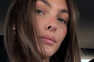 ミラノ五輪開会式で話題の美女モデル、緑トップス×デニムで...神スタイル炸裂　美貌ダダ漏れ自撮りショット