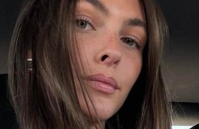 ミラノ五輪開会式で話題の美女モデル、緑トップス×デニムで...神スタイル炸裂　美貌ダダ漏れ自撮りショット