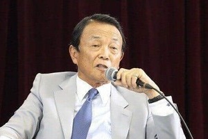 麻生太郎副総裁、自民・最年少当選で話題の26歳議員と...ニッコリ笑顔でご機嫌　「ビックリするくらいのええ笑顔」