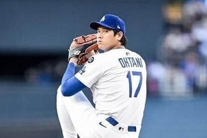 大谷翔平、分厚い肉体が目立つ白Tシャツ姿でキャンプイン　力強い表情で...スターの貫禄ダダ漏れショット