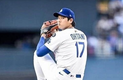 大谷翔平、分厚い肉体が目立つ白Tシャツ姿でキャンプイン　力強い表情で...スターの貫禄ダダ漏れショット