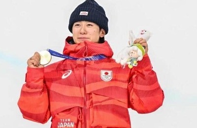 スノボ戸塚優斗、人気ロックバンドのボーカルに激似→SNS驚愕　「似てるなぁ」「イケメンだわ」