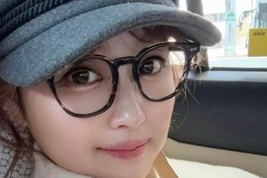 鈴木奈々、超ミニのニットワンピ×ニーハイブーツで絶対領域チラリ...ドキっ　「めちゃくちゃカワイイ」